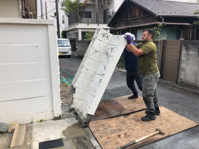 コンクリートブロック塀、土間解体工事(東京都板橋区幸町)町)中の様子です。